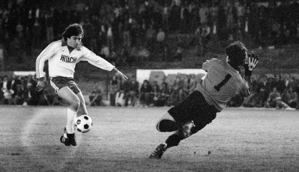 Kevin Keegan. Eks striker Timnas Inggris yang kini berusia 71 tahun ini menjadi satu-satunya pemain asal Inggris yang mampu meraih Ballon d'Or lebih dari satu kali. Ia meraihnya sebanyak dua kali secara beruntun pada edisi 1978 dan 1979 saat dirinya tengah membela Hamburg di Liga Jerman. Namun pada penghargaan Ballon d'Or edisi 1980 dirinya sama sekali tidak masuk dalam nominasi usai tampil buruk bersama Timnas Inggris di Piala Eropa 1980, meski mampu membawa Hamburg sebagai runner-up Liga Jerman dan Piala Champions musim 1979/1980. (AFP)