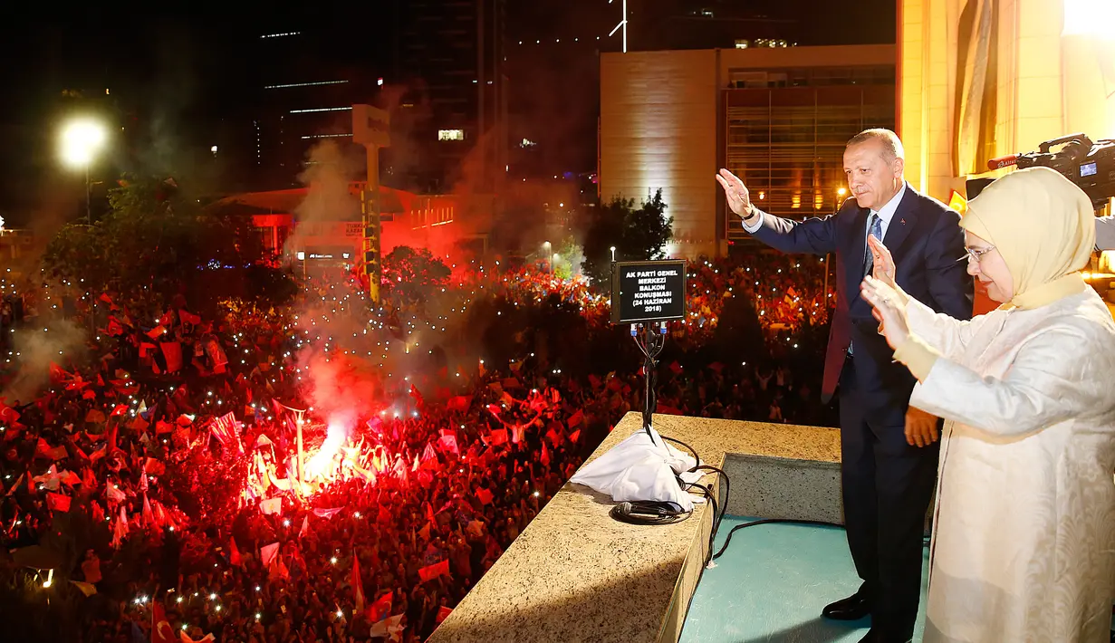 Presiden Turki Recep Tayyip Erdogan dan istri, Emine menyapa pendukung Partai Keadilan dan Pembangunan (AKP) di Ankara, Turki, Senin (25/6). Erdogan kembali memenangkan pemilu presiden di Turki. (Presidency Press Service via AP, Pool)