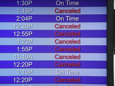 Papan pemberitahuan keberangkatan Southwest Airlines di terminal Bandara Internasional Denver di Denver, Senin (3/1/2022). Badai musim dingin ditambah pandemi membuat frustrasi pelancong yang penerbangan pulang dari liburannya dibatalkan atau ditunda di awal tahun baru. (AP Photo/David Zalubowski)