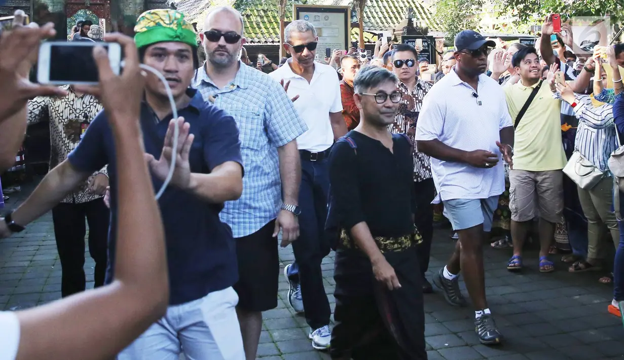 Mantan Presiden Amerika Serikat Barack Obama bersama keluarga dan rombongannya mengunjungi Pura Tirta Empul, Tampaksiring, Gianyar, Bali, Selasa (27/6). (Liputan6.com/Immanuel Antonius)