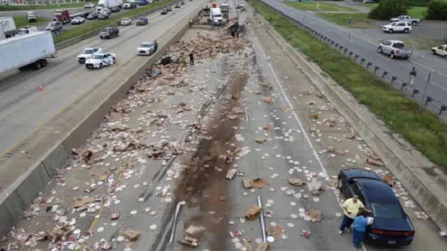 Jalan raya di Arkansas macet selama empat jam setelah truk 18 roda mengalami kecelakaan dan membuat banyak pizza beku berserakan (AP)