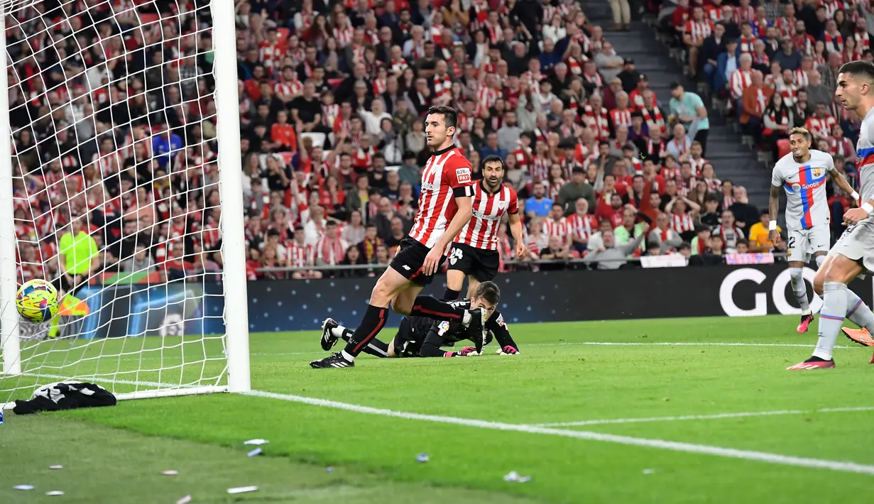 Pemain Barcelona Raphinha (​​kedua kanan) mencetak gol ke gawang Athletic Bilbao pada pertandingan sepak bola La Liga Spanyol di Stadion San Mames, Bilbao, Spanyol, 12 Maret 2023. Barcelona mengalahkan Athletic Bilbao dengan skor 1-0. (AP Photo/Alvaro Barrientos)