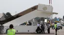 Eskalator pribadi yang diboyong rombongan Raja Arab Saudi Salman bin Abdulaziz al-Saud terparkir di appron Bandara Halim Perdana Kusuma, Jakarta, Rabu (1/3). Eskalator itu digunakan Raja Salman untuk turun dan naik pesawat. (Liputan6.com/Fery Pradolo)