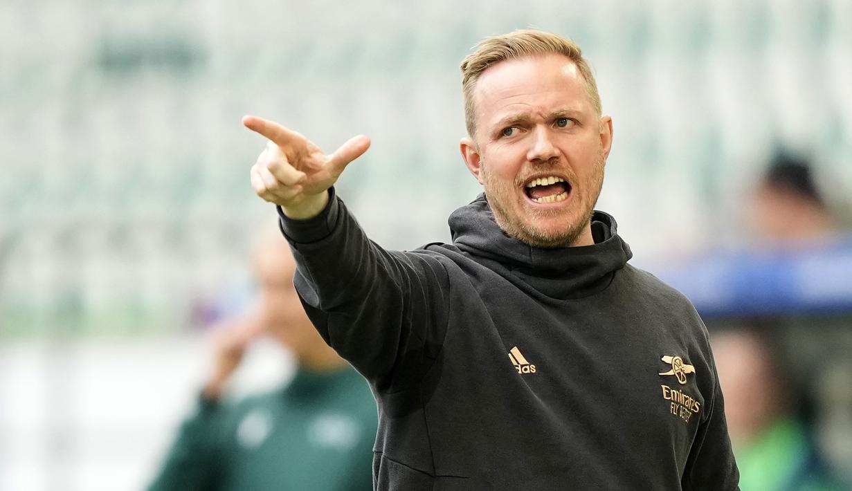 Pelatih Arsenal, Jonas Eidevall memberikan instruksi kepada pemainnya pada laga leg pertama semifinal Liga Champions Wanita 2022/2023 melawan Wolfsburg di Volkswagen Arena, Wolfsburg, Jerman, Minggu (23/04/2023). Laga berakhir dengan skor 2-2. (AP Photo/Martin Meissner)