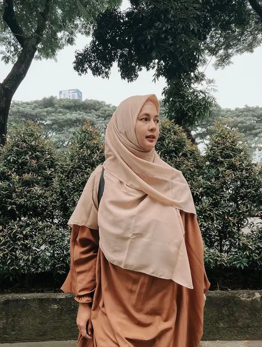 <p>Jilbab menutup dada ini akan membuatmu tampil anggun dan menawan.&nbsp;(instagram/paula_verhoeven)</p>