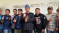 Wali Kota Bandung, Ridwan Kamil, bersama perwakilan Viking Persib Club di Bandung, Rabu (19/7/2017). (Bola.com/Erwin Snaz)