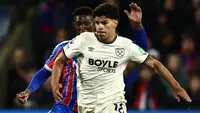 Gelandang West Ham United asal Portugal bernomor punggung 18, Mateus Fernandes, berlari membawa bola selama pertandingan Liga Inggris antara Crystal Palace dan West Ham United di Selhurst Park, London selatan, pada 20 April 2026. (Henry NICHOLLS/AFP)