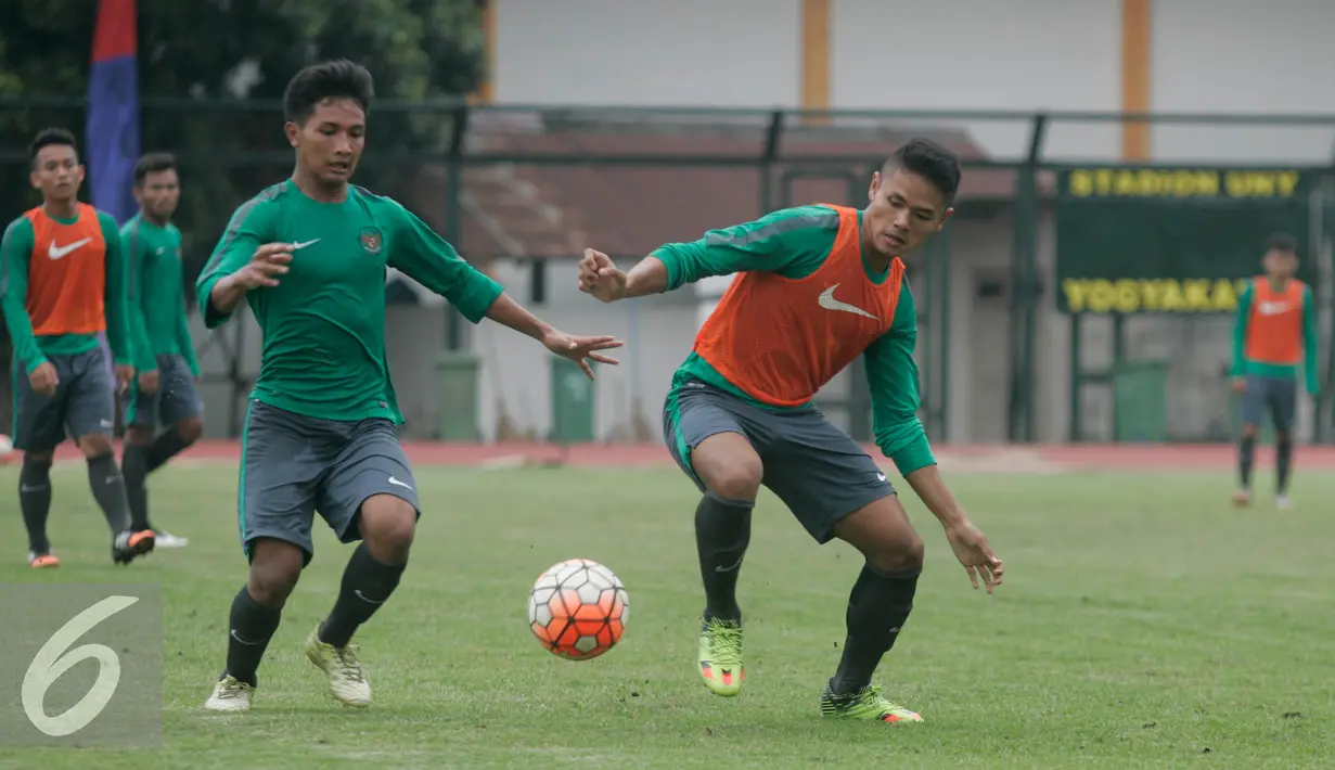 Dua pemain timnas -U 19 berebut bola di Stadion UNY, Yogya, Rabu (31/8). Tiga raihan positif saat uji coba dengan hasil tak terkalahkan menjadi modal untuk berlaga di AFF yang akan berlangsung di Vietnam. (Liputan6.com/Boy Harjanto)