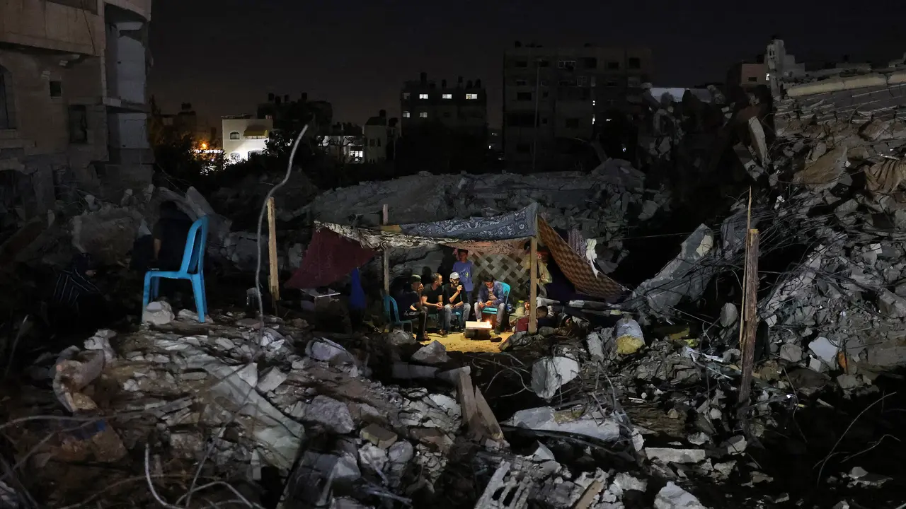 Tenda Warga Palestina di Atas Reruntuhan Bangunan
