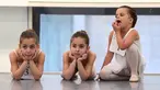 Angelina DeRosa, Angelica DeRosa dan Hermione Mercer menunggu giliran audisi sekolah balet, School of American Ballet (SAB), di Lincoln Center, New York, Senin (1/4). Sekitar 100 anak perempuan dan laki-laki berusia 6 tahun dipilih untuk mengikuti pelatihan musim gugur nanti. (TIMOTHY A. CLARY/AFP)