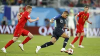Striker Prancis, Kylian Mbappe, melewati pemain Belgia pada laga semifinal Piala Dunia di Stadion St Petersburg, Selasa (10/7/2018). Prancis menang 1-0 atas Belgia. (AP/David Vincent)