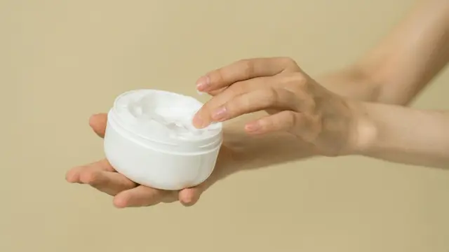 Rahasia Jaga Kelembapan Kulit Kering, Perhatikan Juga Kandungan Skincare yang Digunakan Ya!