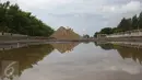 Anak-anak bermain gundukan pasir di sekitar pembangunan Taman Bersih Manusiawi dan Wibawa (BMW) di Jakarta Utara, Selasa (7/3). Pemprov DKI Jakarta akan melanjutkan kembali pembangunan taman dan stadion BMW. (Liputan6.com/Immanuel Antonius)