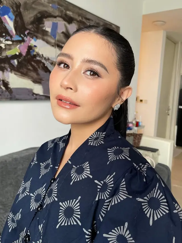 Tampilan Elegan Prilly Latuconsina dalam Balutan Batik Modern Ratusan Ribu, Cocok Jadi Inspirasi Harian