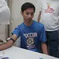 Pengunjung melakukan tes darah untuk mengecek HIV/AIDS  yang digelar Komisi Penanggulangan AIDS Provinsi (KPAP) DKI Jakarta sebagai bentuk peringatan hari AIDS sedunia di Taman Suropati, Menteng, Jakarta, Minggu (29/11/2015). (Liputan6.com/Angga Yuniar)