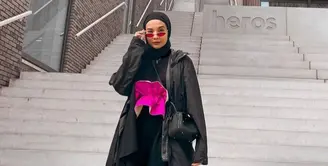 Sontek gaya edgy Zaskia Sungkar dengan padu padan coat, long sleeve, dan wide leg warna hitam. Obi belt warna pink sebagai aksesori jadi item fashion statement pada penampilanmu. Kece maksimal! (Instagram/zaskiasungkar15).
