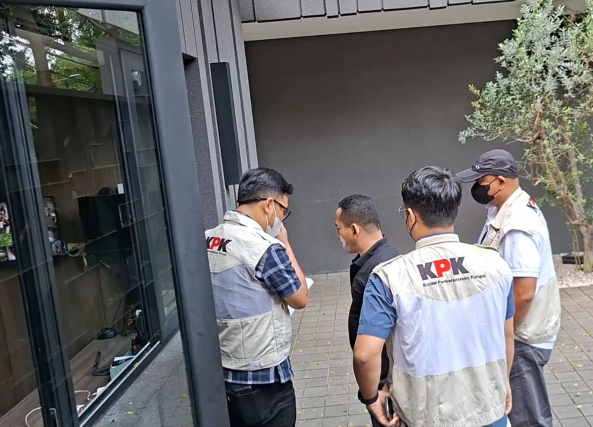 Rumah Silmy Karim Digeledah KPK, Brimob Bersenjata Lengkap Diterjunkan