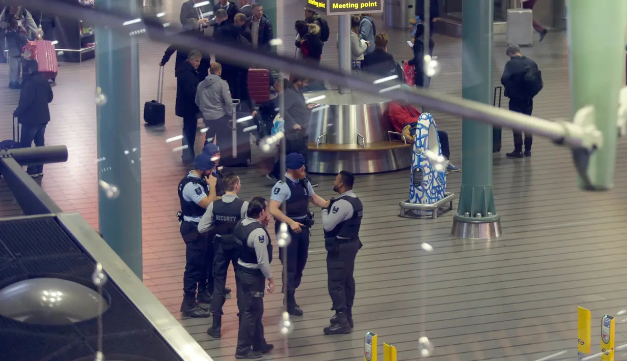 Polisi militer Belanda dan petugas keamanan menyelidiki situasi setelah alarm pembajakan pesawat berbunyi di Bandara Schiphol, Amsterdam, Rabu (6/11/2019). Bandara tersebut memberlakukan peringatan keamanan karena peringatan pembajakan pesawat secara tidak sengaja menyala. (AP/Peter Dejong)