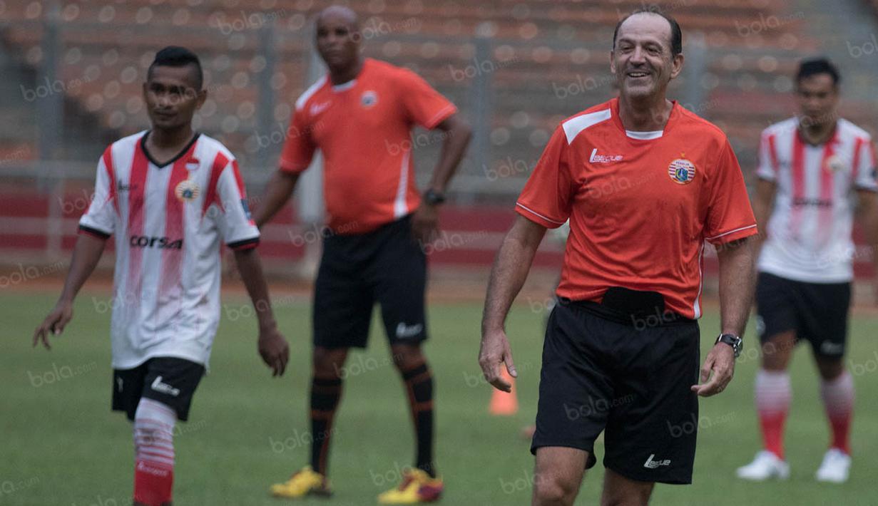 Latihan yang berlangsung selama kurang lebih dua jam itu dipimpin langsung oleh pelatih kepala Persija yang berasal dari Brasil, Paulo Camargo. (Bola.com/Vitalis Yogi Trisna)