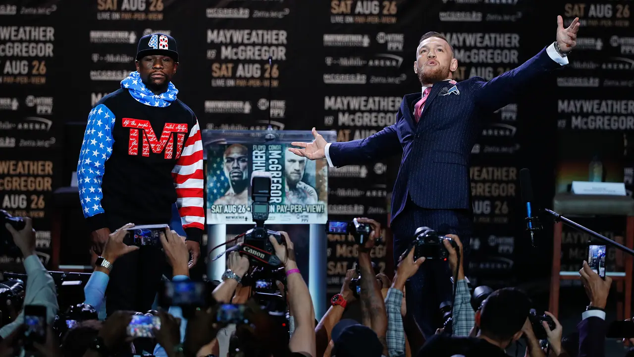 Petinju Floyd Mayweather Jr (kiri) dan juara mixed martial arts Conor McGregor berpose saat jumpa pers di Staples Center, Los Angeles, Selasa (11/7/2017). Mayweather Jr dan McGregor akan bertanding pada 26 Agustus 2017. 