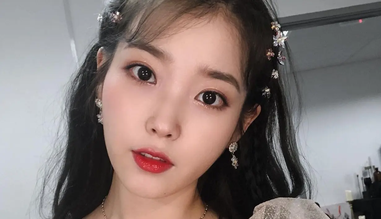 <p>Princess hair adalah tampilan terbaik yang pernah dihadirkan IU. Dalam beberapa penampilan panggung atau saat bermain drama, IU pernah menampilkan dirinya dalam gaya rambut bak putri, dengan tambahan aksesori rambut yang cantik dan kepangan-kepangan kecil yang mempermanis tampilannya secara keseluruhan. Foto: Instagram.</p>