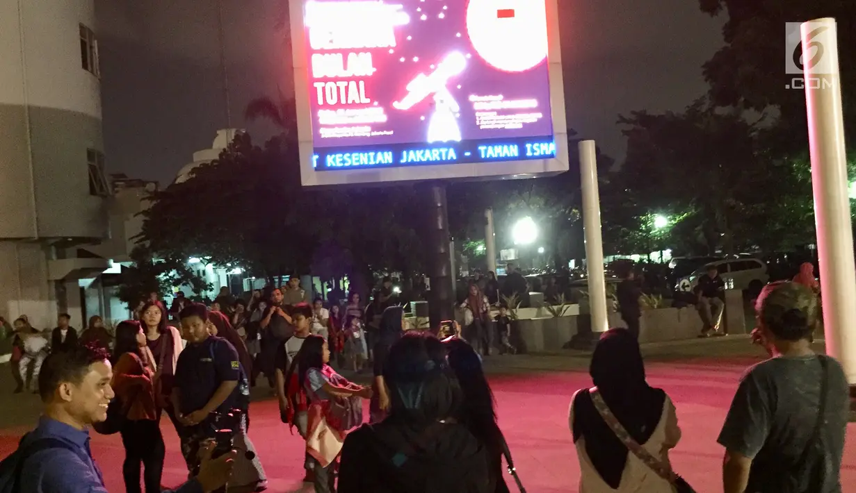 Sejumlah pengunjung memadati sekitaran TIM untuk menyaksikan berlangsungnya fenomena gerhana bulan total, Jakarta, Rabu (31/1). Para pengunjung antusias untuk nonton bareng fenomena Super Blue Blood Moon ini. (Liputan6.com/Immanuel Antonius)