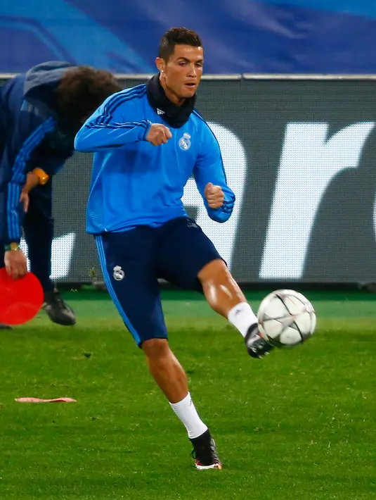 Aksi Gelandang Real Madrid, Cristiano Ronaldo menendang bola saat sesi latihan di Stadion Olimpiade di Roma, Italia (16/2). Real Madrid akan bertanding melawan AS Roma di leg pertama 16 besar Liga Champions. (REUTERS/Tony Gentile)
