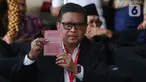 Tersangka kasus dugaan suap pergantian antarwaktu (PAW) dan perintangan penyidikan, Hasto Kristiyanto menunjukkan buku tentang Hak dan Kewajiban Tersangka/Terdakwa Tindak Pidana Korupsi sesaat sebelum menjalani pemeriksaan oleh penyidik Komisi Pemberantasan Korupsi (KPK) di Gedung Merah Putih KPK, Jakarta, Senin (13/1/2025). (Liputan6.com/Angga Yuniar)