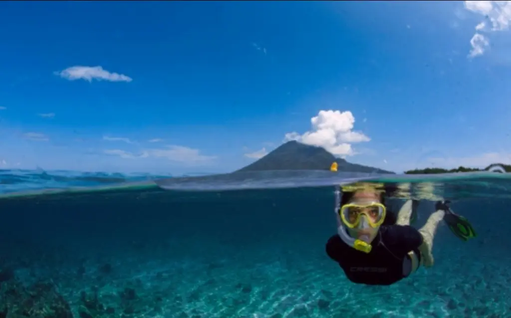 Snorkeling. (Sumber Foto: girldiver.com)
