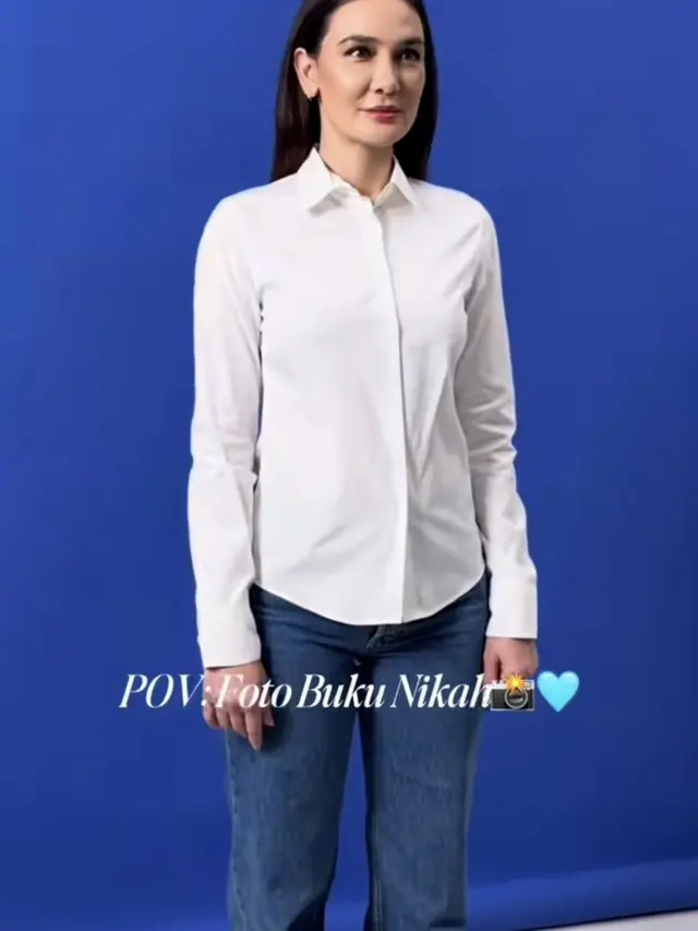 Potret Foto Latar Biru Buku Nikah Luna Maya dan Maxime Bouttier dengan Tatapan Datar. [@lunamaya]