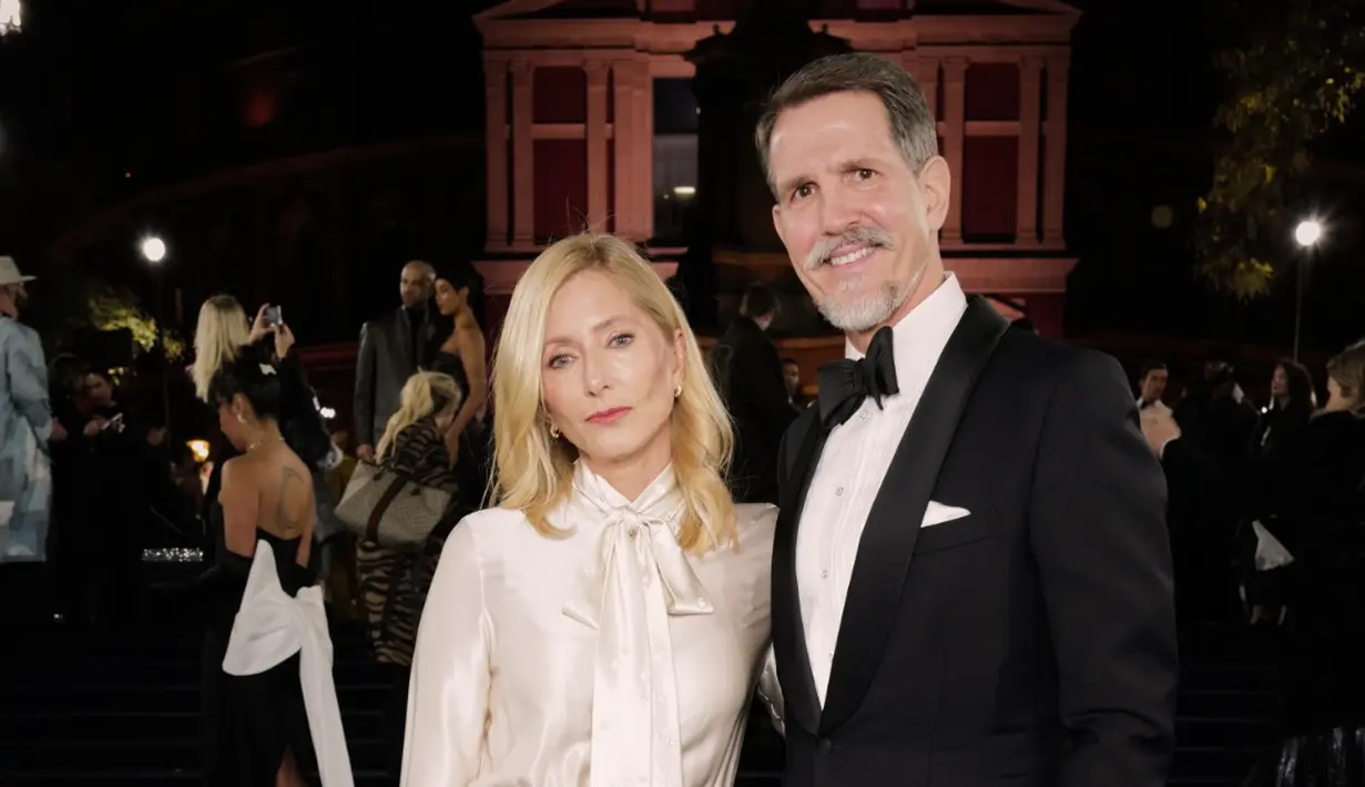 Marie-Chantal, Crown Princess of Greece, memukau dengan gaun Dior berwarna ivory, dilengkapi tas Dior, menegaskan sisi regal sekaligus feminin. [dok/dior].