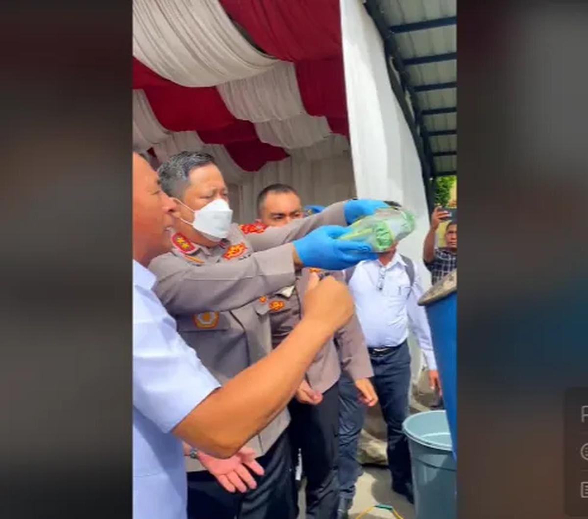 Achmad Kartiko rupanya selama ini menerima laporan terkait jumlah tahanan setiap harinya. Di mana tahanan baik di Polda Aceh maupun jajaran, 70 persennya merupakan pelaku penyalahgunaan narkotika.<br>