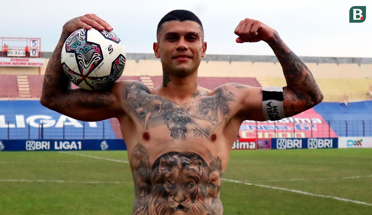 Striker Persikabo 1973, Ciro Alves mencetak hattrick keduanya di BRI Liga 1 2021/2022 saat membenamkan Persiraja 5-0 dalam laga pekan ke-16 di Stadion Sultan Agung, Bantul, Kamis (9/12/2021). Hattrick Ciro menjadi kado terindah jelang HUT Laskar Padjajaran ke-48. (Bola.com/Nandang Permana)