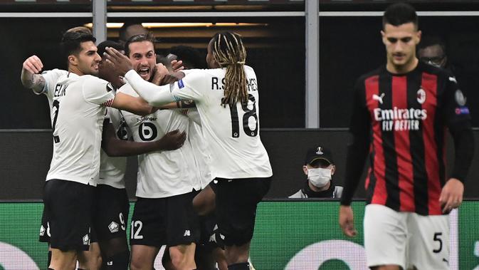 Pemain Lille merayakan gol yang dicetak Yusuf Yazici ke gawang AC Milan pada laga lanjutan Liga Europa 2020/2021 di Stadion San Siro, Jumat (6/11/2020) dini hari WIB. AC Milan kalah 0-3 oleh Lille. (AFP/Miguel Medina)