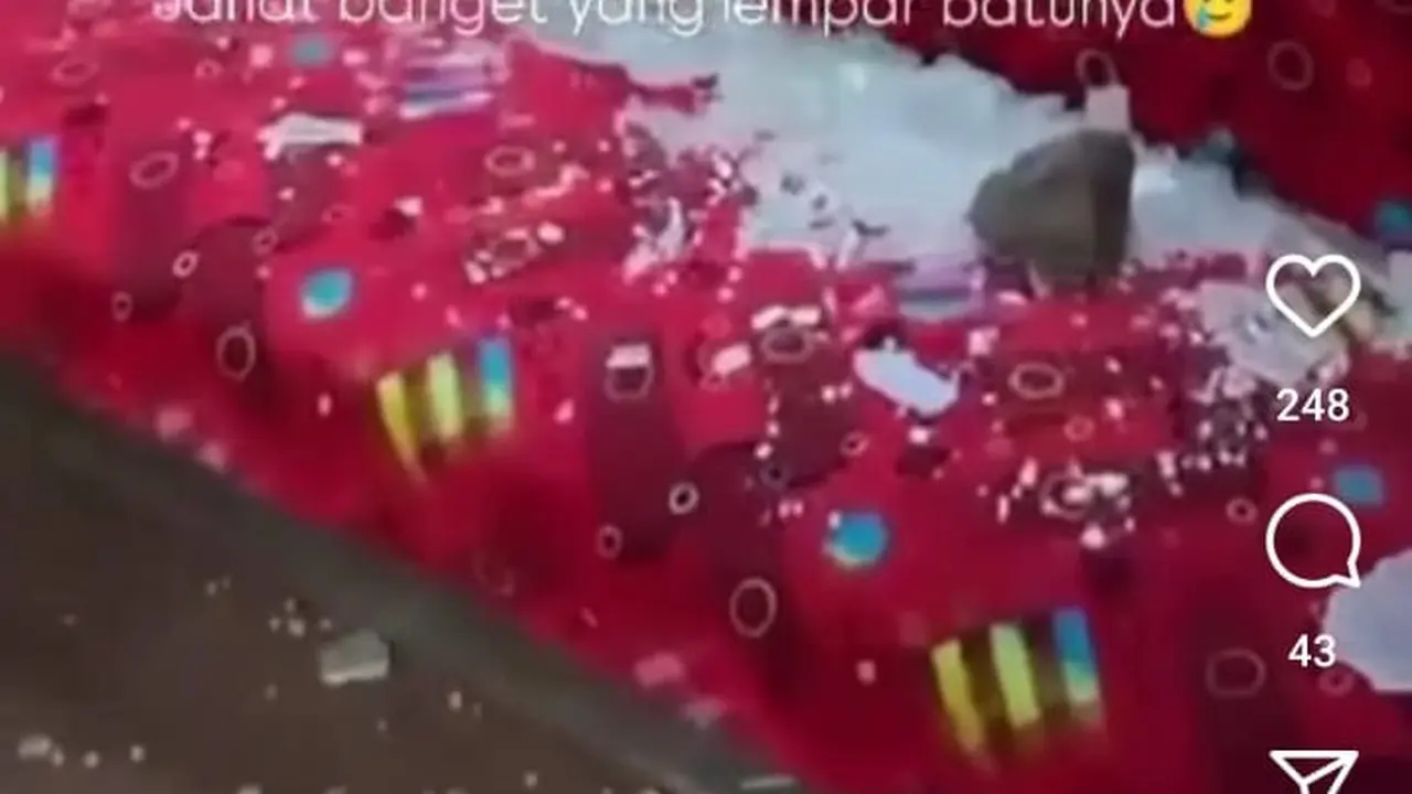 KRL jurusan Jakarta Kota-Bogor dilempari batu oleh orang tak dikenal di sekitar Tanjung Barat, Jumat, (24/1/2025) pagi.