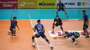 Pemain Jakarta Pertamina Pertamax, Luiz Felippe Perotto (kedua kanan) gagal menghalau bola saat menghadapi Jakarta BNI 46 dalam laga perebutan tempat ke-3 PLN Mobile Proliga 2022 di Padepokan Voli Jenderal Polisi Kunarto, Sentul, Minggu (27/03/2022). (Bola.com/Bagaskara Lazuardi)