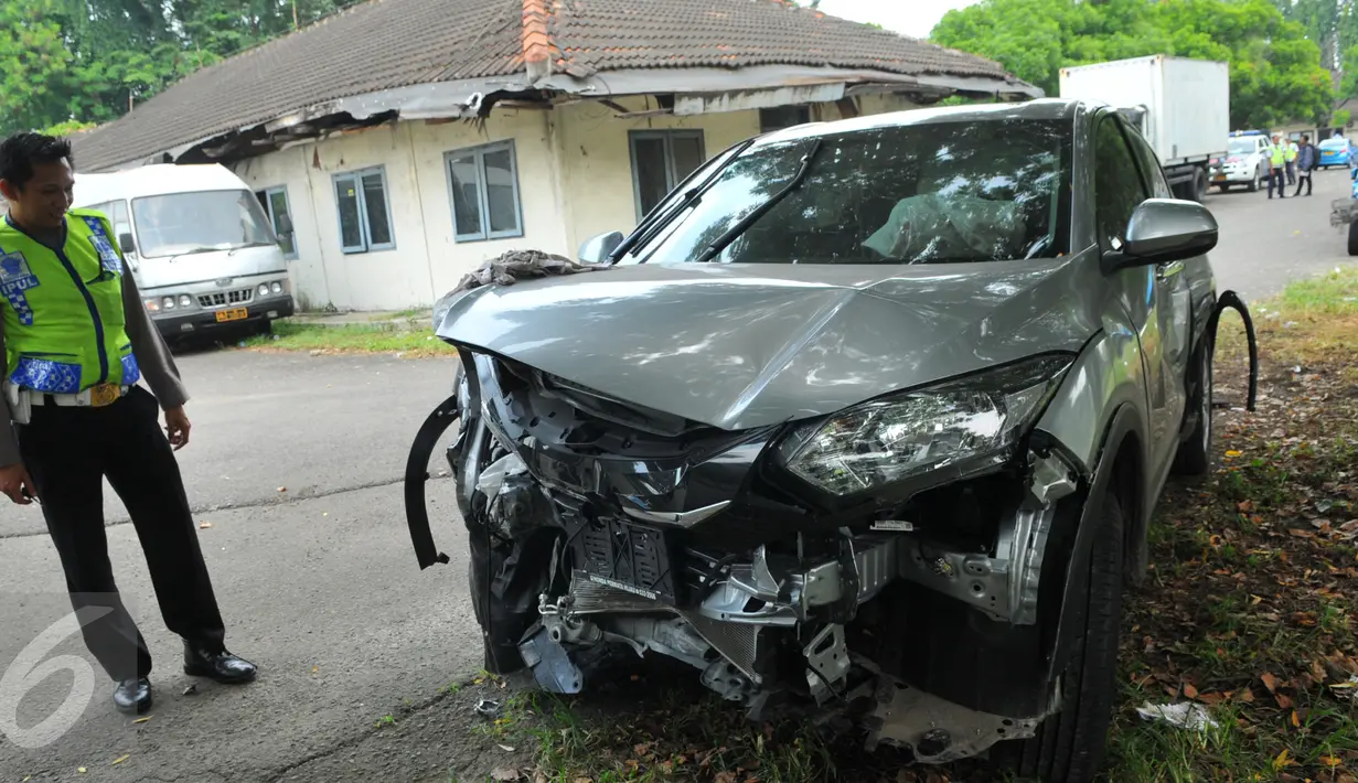Petugas memeriksa mobil yang dikemudikan Rakha Widyarma, di Pull WK Polres Soetta, Kota Tangerang, Kamis (10/3). Mobil anak angkat Gubernur Banten Rano Karno itu terlibat kecelakaan di Jalan Perimeter Utara Bandara Soetta. (Liputan6.com/Faisal R Syam)