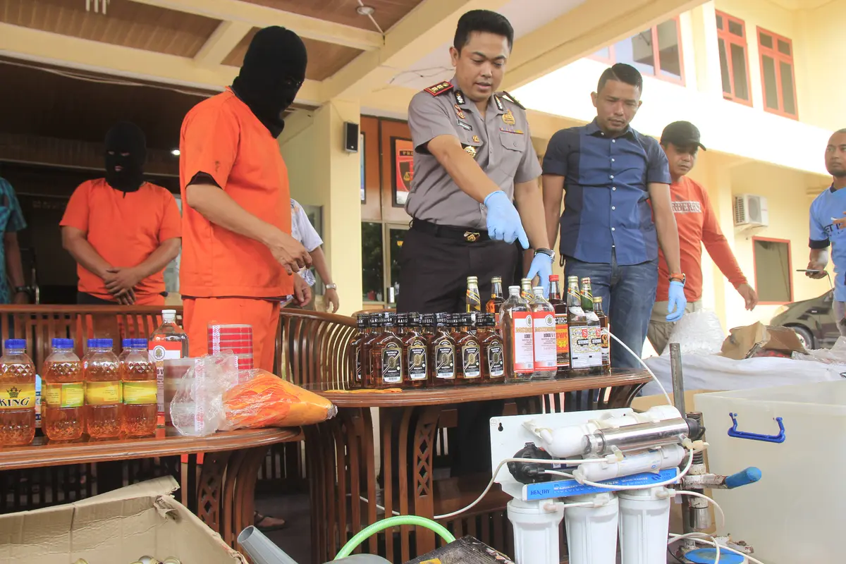Polisi Bongkar Sindikat Miras Oplosan Beromset Rp 1,5 Miliar 