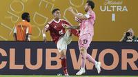 Ahmed Nabil Koka (kiri) dari Al Ahly dan Lionel Messi dari Inter Miami berebut bola&nbsp;dalam pertandingan sepak bola Grup A Piala Dunia Antarklub antara Al Ahly dan Inter Miami di Miami, Florida, Sabtu, 14 Juni 2025. (AP Photo/Rebecca Blackwell)
