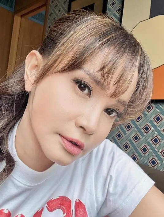 <p>Wajahnya pun dipulas flawless dengan blush on coral tipis. Lipstik pink matte diaplikasikan pada bibirnya. [@itsrossa910]</p>