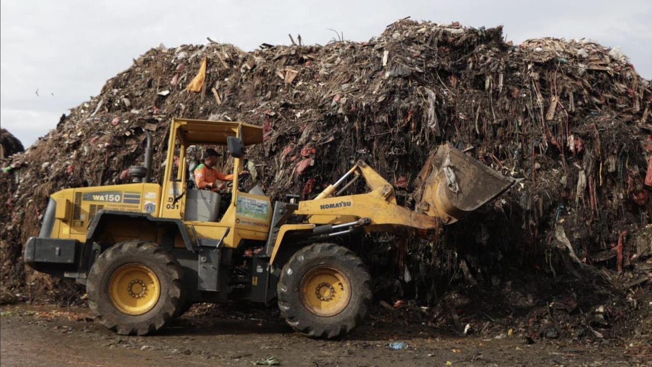 Penampakan Tumpukan Sampah Sampai Diangkut Ekskavator di Pasar Induk Kramat Jati