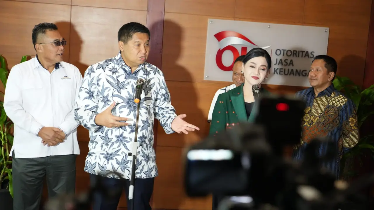 Menteri Perumahan dan Kawasan Permukiman (PKP), Maruarar Sirait dan Ketua Dewan Komisioner Otoritas Jasa Keuangan (OJK), Friderica Widyasari Dewi saat konferensi pers membahas rumah subsidi. Dok Kementerian PKP