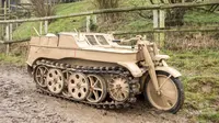 The Kettenkrad, kendaraan perang Adolf Hitler siap dijual di rumah lelang Bonhams di Chichest, West Sussex, Inggris, 19 Maret 2017 mendatang.