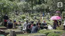 Sejumlah umat muslim berdoa di makam keluarganya di Tempat Pemakaman Umum (TPU) Karet Tengsin, Jakarta, Minggu (27/3/2022). Sepekan jelang datangnya bulan suci Ramadan, banyak warga yang melakukan tradisi ziarah makam untuk mendoakan keluarganya. (Liputan6.com/Faizal Fanani)