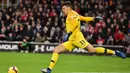 Ederson Moraes. Kiper berusia 28 tahun yang telah memperkuat Manchester City sejak 2018/2019 ini mampu membuat dua assist di Liga Inggris. Assist pertama dibuat saat Manchester City menang 6-1 atas tamunya Huddersfield di pekan ke-2 Liga Inggris musim 2018/2019 (19/8/2018). (AFP/Glyn Kirk)