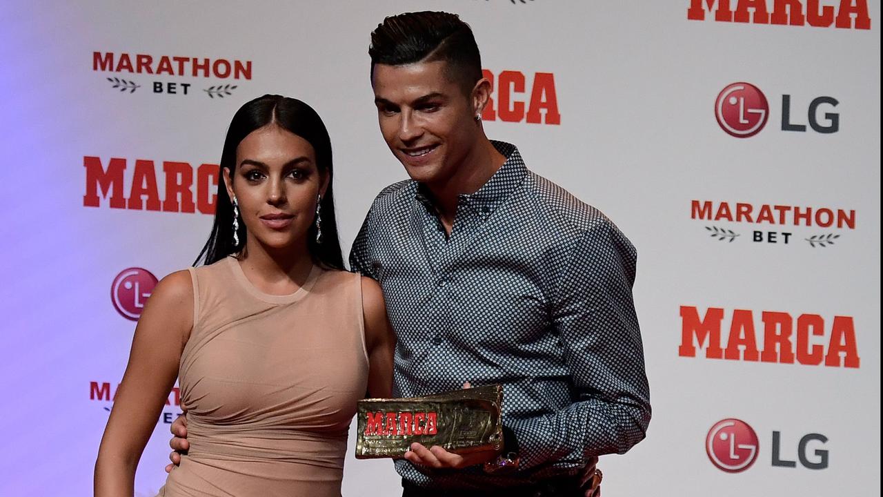 Raih Trofi Marca, Ronaldo Peluk Presiden Real Madrid