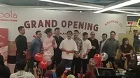 Gibran Rakabuming bersama Kaesang Pangarep dan Chef Arnold di pembukaan gerai Goola X Mangkok Ku. (Liputan6.com/Henry)