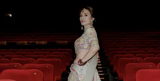 Masayu Anastasia tampil dengan busana India kala hadiri premiere film yang dibintanginya. [Foto: Instagram/ Masayu Anastasia]