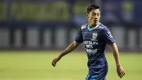 Striker Persib Bandung, Samsul Arif, pada laga persahabatan melawan PS Polri di Stadion Wibawa Mukti, Bekasi, Sabtu (12/3/2016). (Bola.com/Vitalis Yogi Trisna)