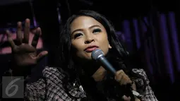 Vokalis Kotak, Tantri saat peluncuran single kolaborasi Kikan X Kotak di kawasan SCBD, Jakarta, Senin (14/3/2016). Single perdana tersebut bertajuk Long Live Rock N Roll. (Liputan6.com/Herman Zakharia)